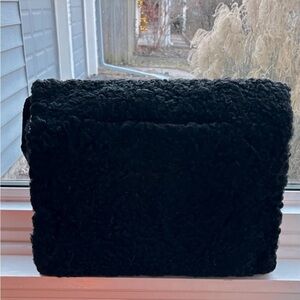 Vintage 1940’s/1950’s Black hand warmer with pouch.